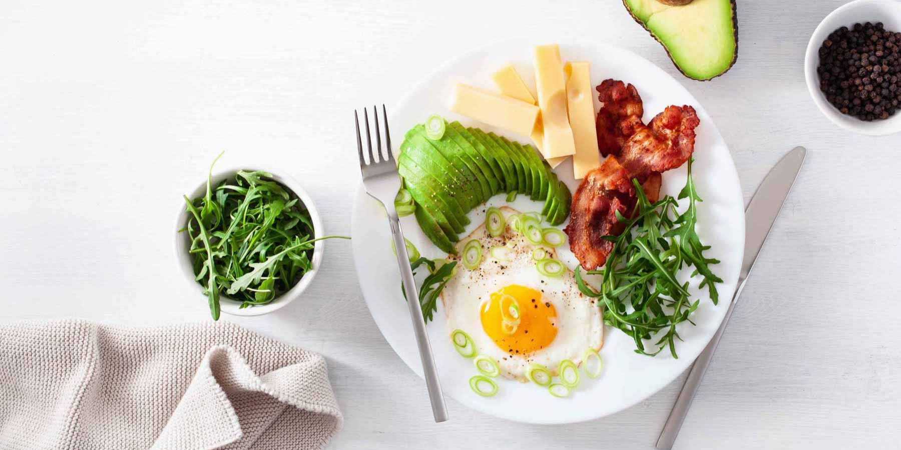 dieta niskowęglowodanowa w cateringu dietetycznym - znajdziesz w niej bekon, awokado, sery i jajka 